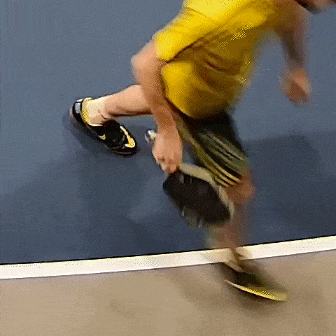 helle Sohle hinterlässt weißen Streifen auf Court