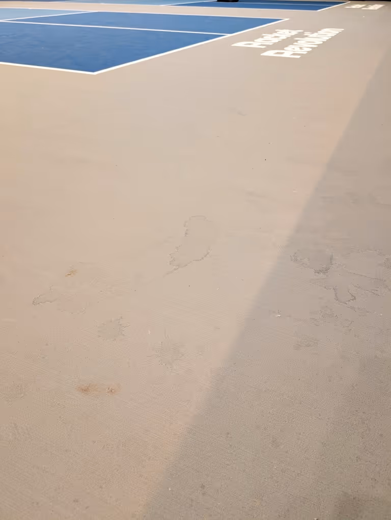 Court mit Flecken von Getränken und Krümel von Essen