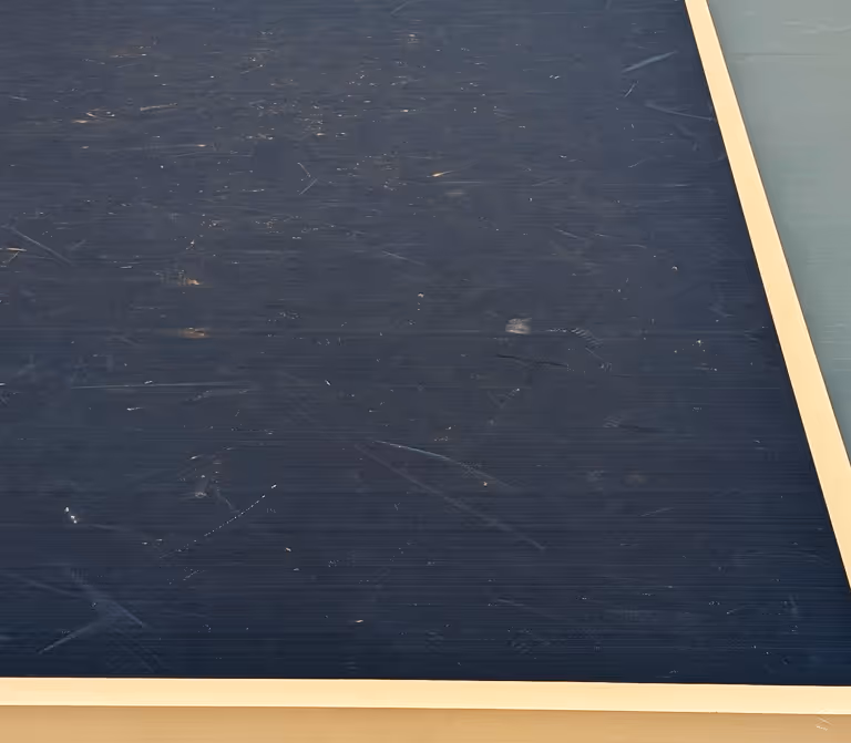 Durch Erde verschmutzter Court