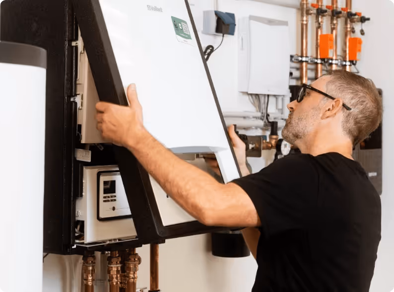 Fachtechniker führt Wartungsarbeiten an der Wärmepumpe durch.