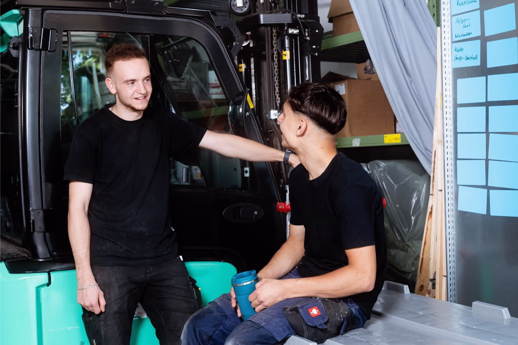 Handwerker unterhalten sich