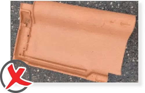 Zerbrochene Dachziegel aus Ton, Nahaufnahme.