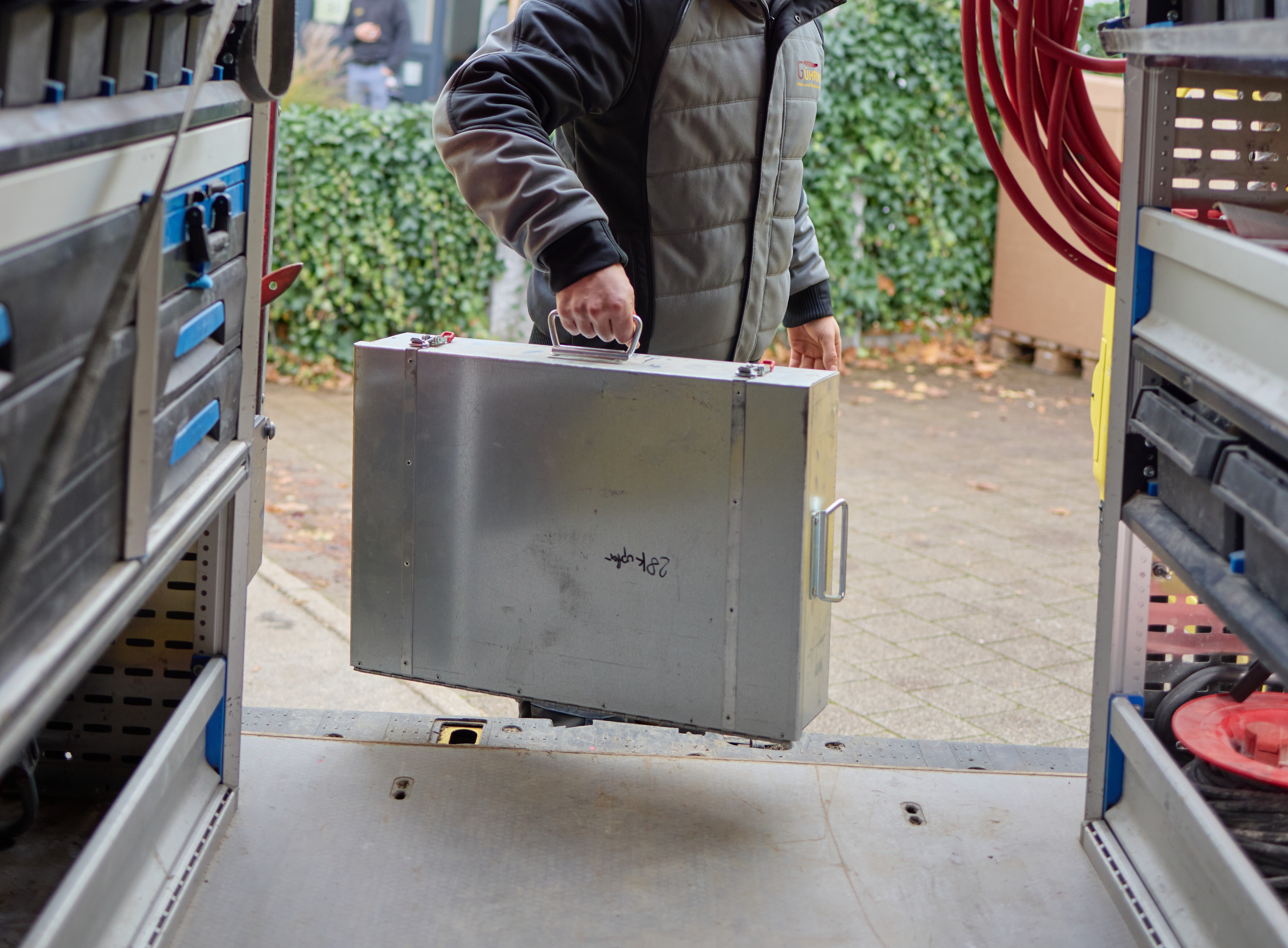 Mitarbeiter montiert eine Lüftungsanlage.