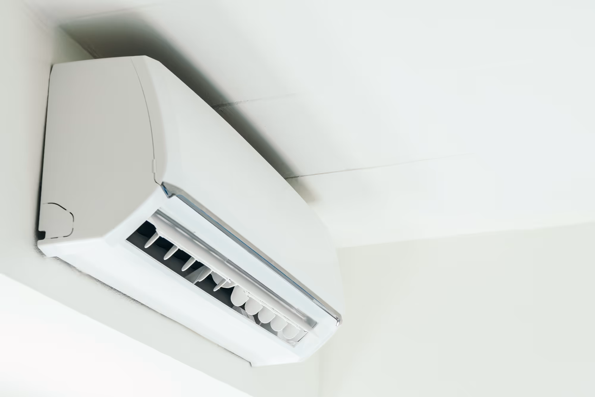 Klimaanlage hängt oben an Wand nahe zur Decke