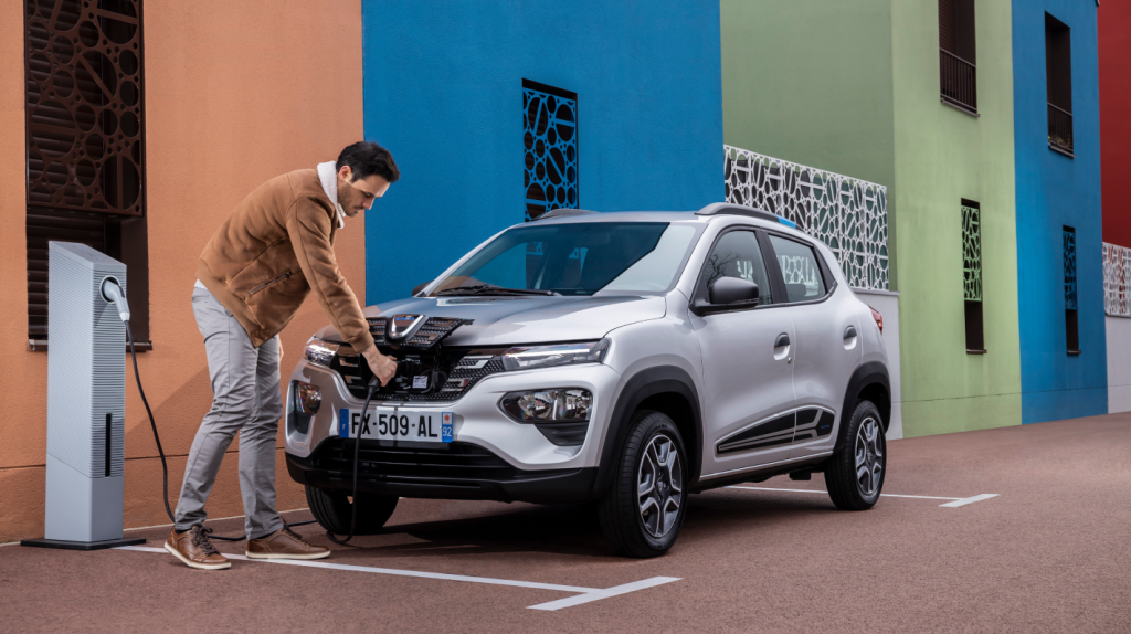 Mann lädt den Dacia Spring auf