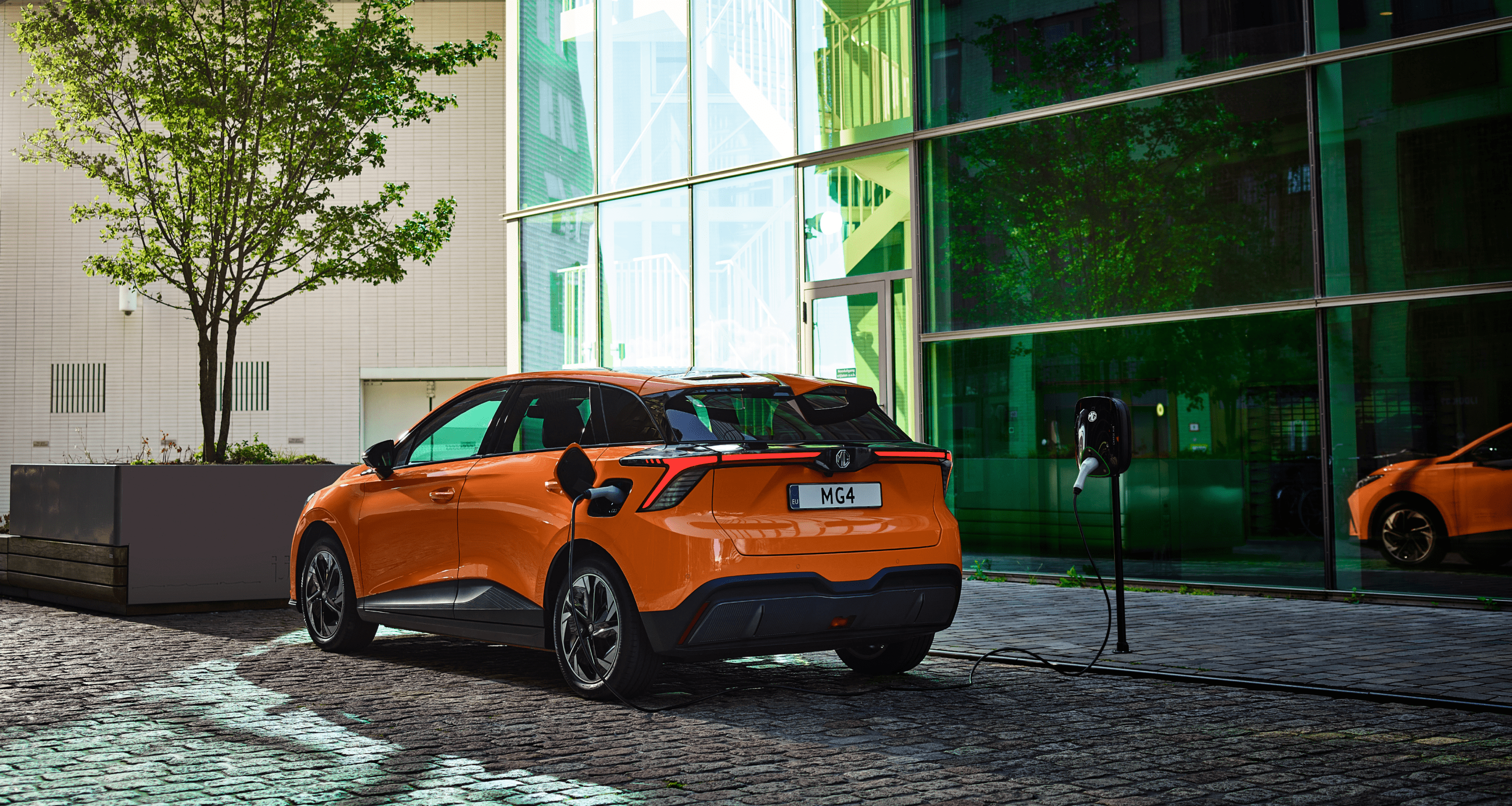 Aufladung MG4 ElectricBatterieset des MG4 ElectricAnschluß des MG4 ElektroautoMG4 Electric oder Megane E-Tech ElectricMG4 E-Auto unterwegs