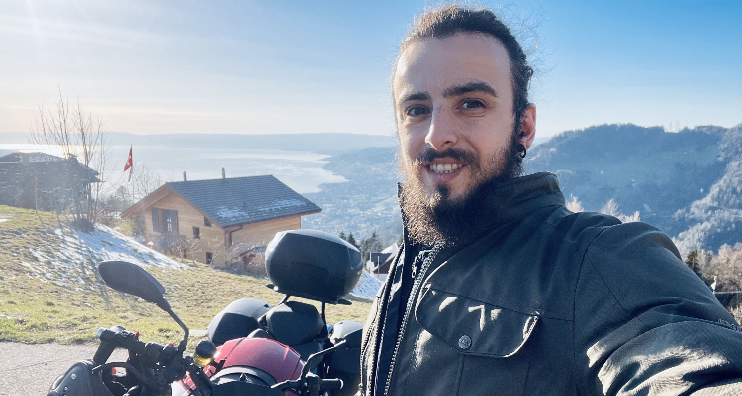 Photo of Stanislas travelling with his Zero SR/F electric motorcycleStanislas' electric motorcycle journey mapZero SR/F electric motorcycle chargingPortrait of Stanislas, electric motorcycle driverStanislas' E-Motorrad-ReiseplanFoto von Stanislas, der mit seinem E-Motorrad Zero SR/F unterwegs istZero SR/F E-Motorrad ladenPorträt von Stanislas, Fahrer eines E-Motorrads