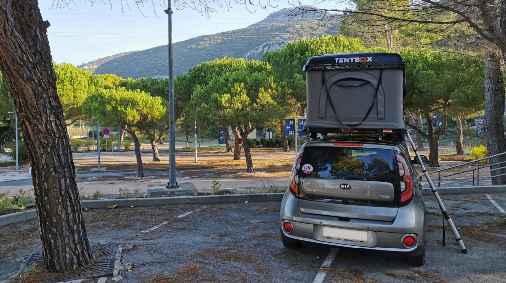Voiture électrique Kia Soul EV avec une tentbox