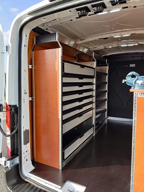 laadruimte van bus met mooie houten tom-lock zijpanelen