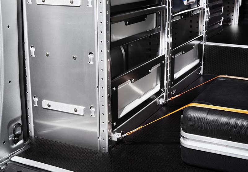 bedrijfsbus met een koffer die is vasgemaakt met spanbanden die handig vastklikken in de tom-lock wand met airpaneel systeem.
