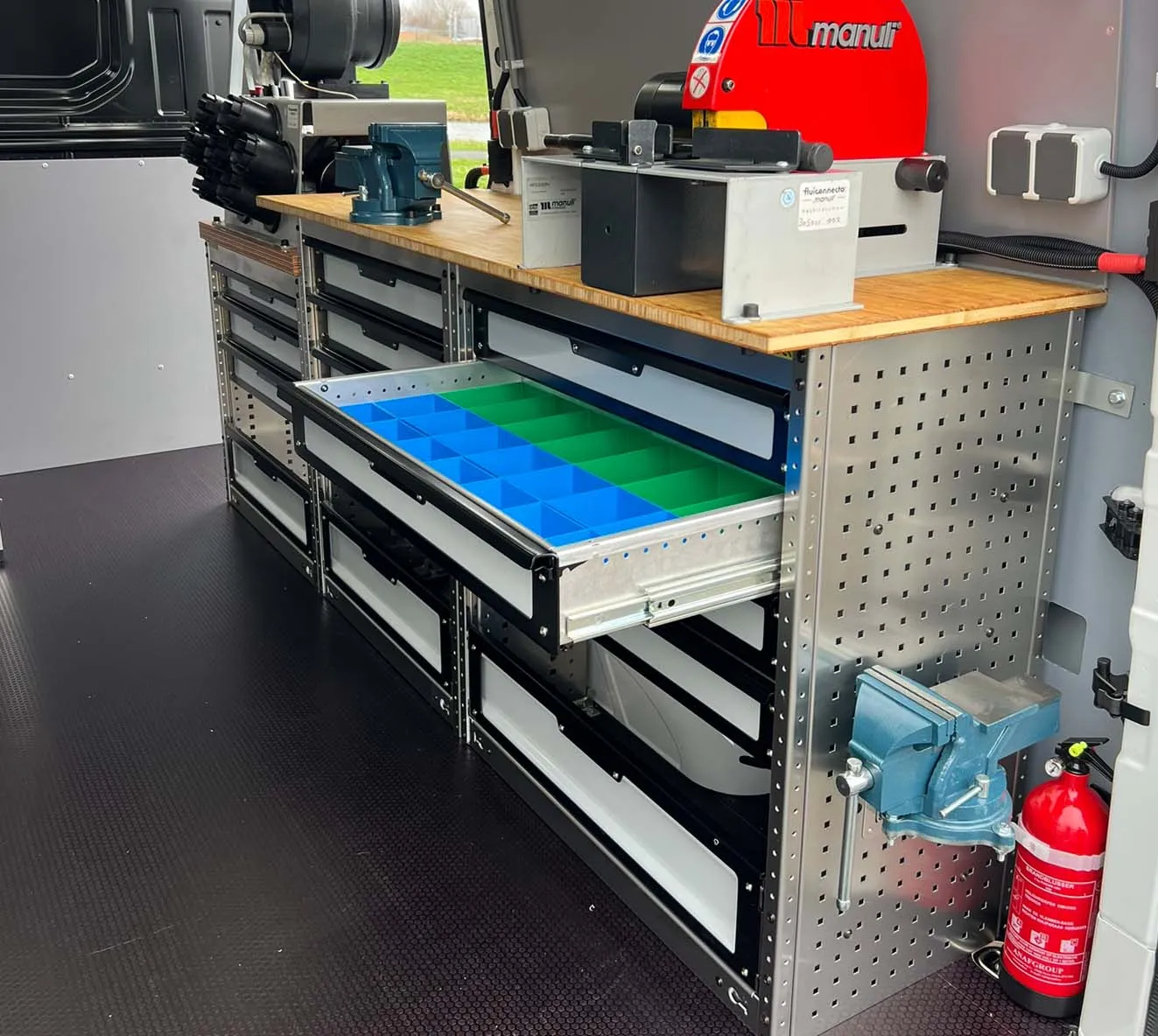 tom-lock werkbank met lades in een bus