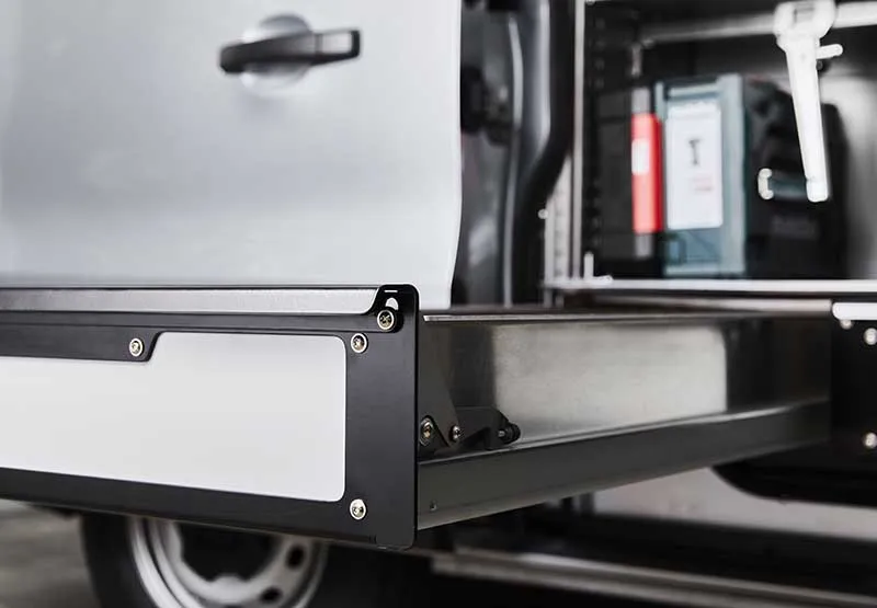 bus met open tom-lock vloerlades