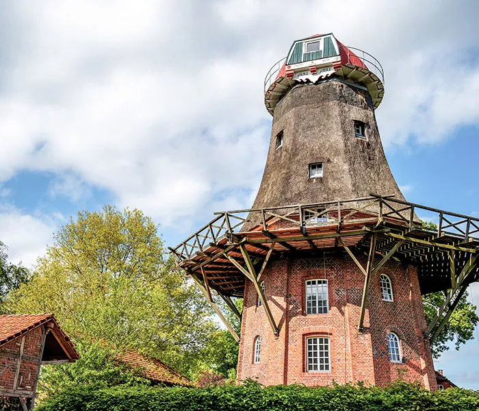 Backstein-Windmühlenturm mit Aussichtsplattform in Niedersachsen.