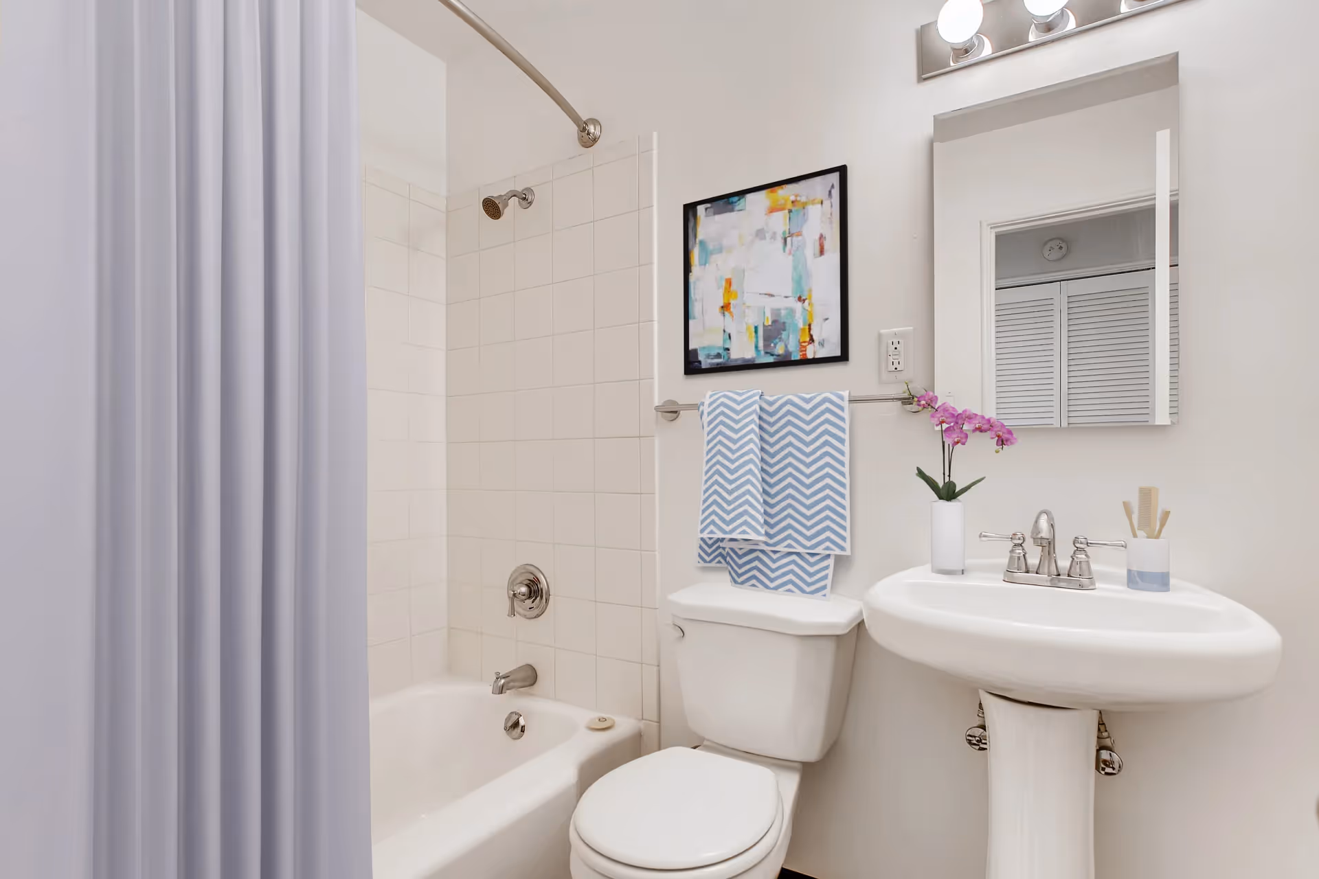 bathroom with tub, toilet, and sink