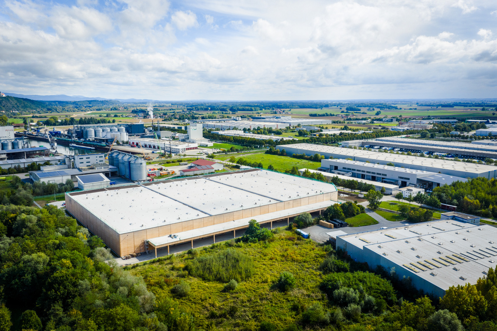 Architekturfotografie: Luftaufnahme der Baustelle der GARBE Logistikhalle in Holzbauweise in Straubing