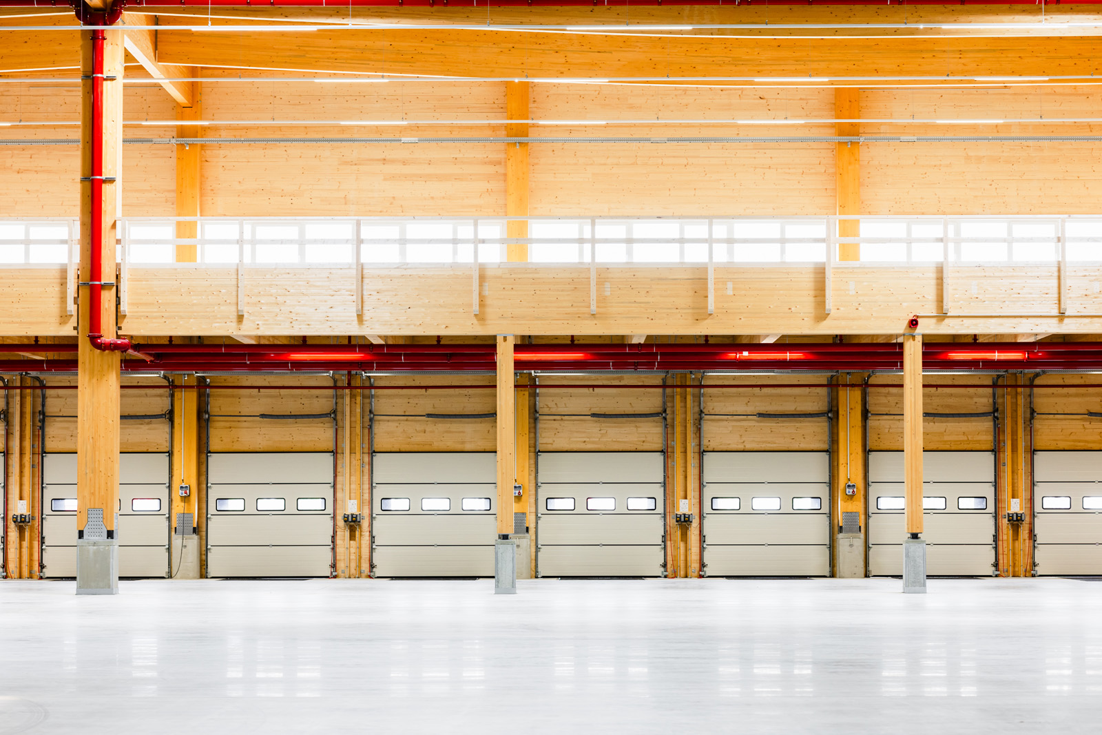 Architekturfotografie: Holzfassade der neuen GARBE Logistikhalle in Straubing