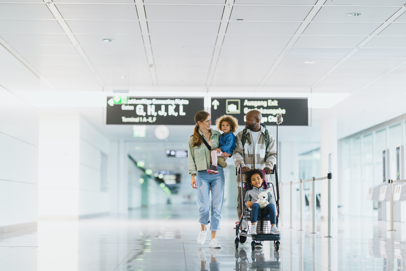 Markenfotografie: Paar mit Gepäckwagen im Terminal des Flughafens München