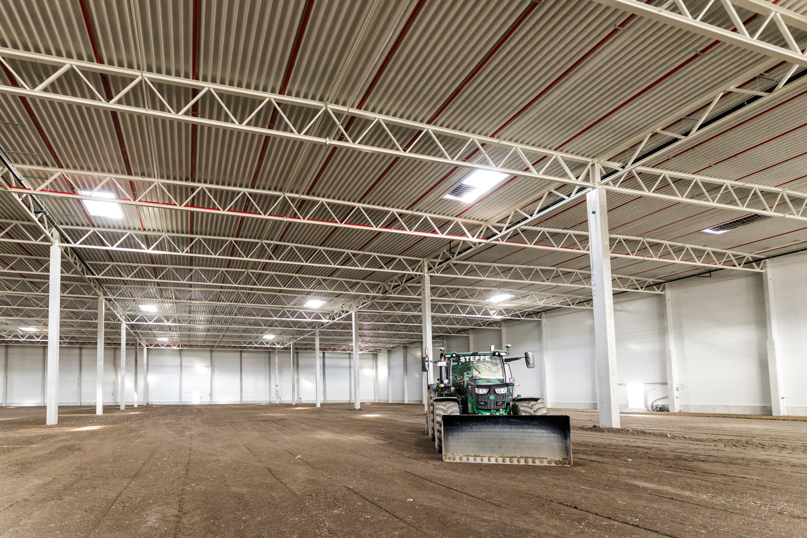 Eventfotografie: Blick in die neue GARBE Logistikhalle in Leipheim mit Baumaschine im Rohbau