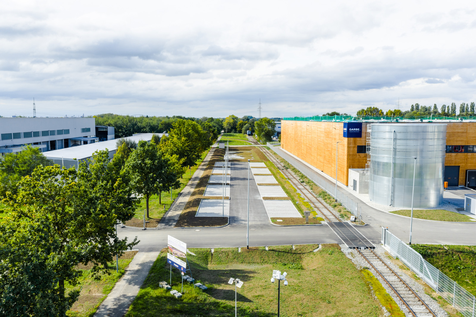 Architekturfotografie: Luftaufnahme des GARBE Logistikzentrums aus Holz in grüner Umgebung