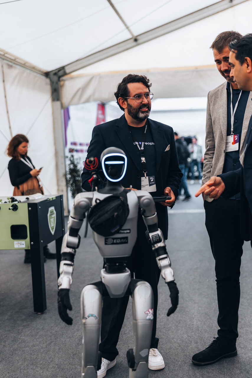 Eventfotografie: Humanoider Roboter läuft zwischen Besuchern über den EDAG Smart Industry Summit 2025