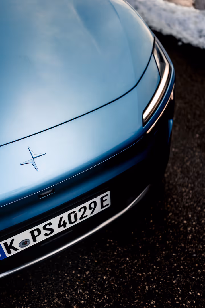 Automotive-Fotografie: Detailaufnahme der Frontpartie eines hellblauen Polestar mit Kennzeichen