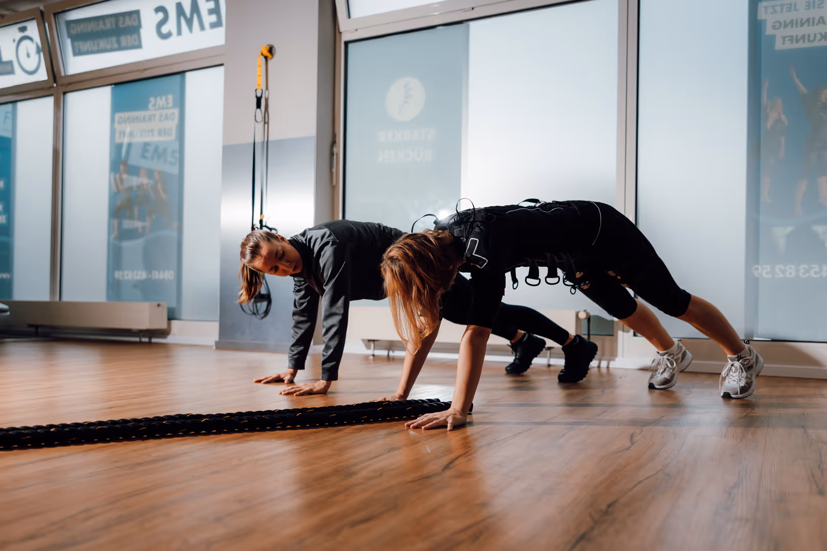 Werbefotografie: Frau macht Liegestütze auf einer Matte im Sportstudio inFORM
