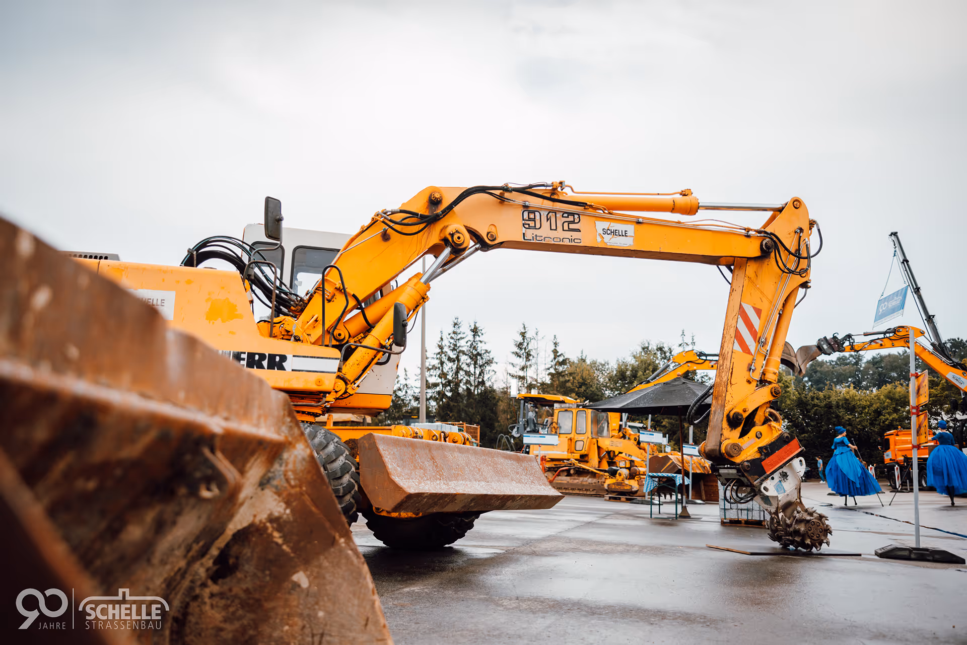 Industriefotografie: Orangefarbener Bagger der Franz Schelle GmbH auf einer Baustelle