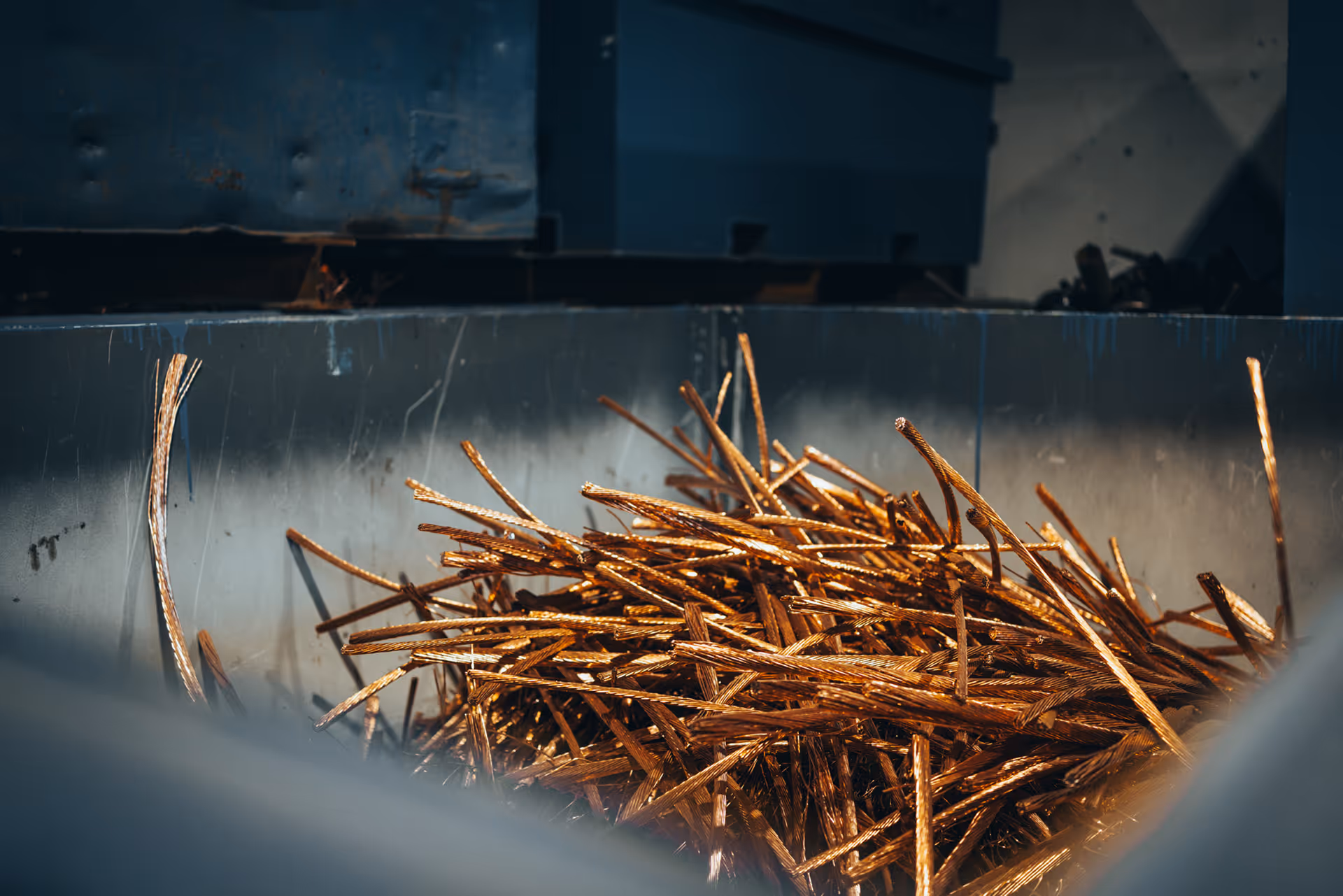 Industriefotografie: Nahaufnahme von Kabelresten im Metallschrott bei Brandmayr & Co