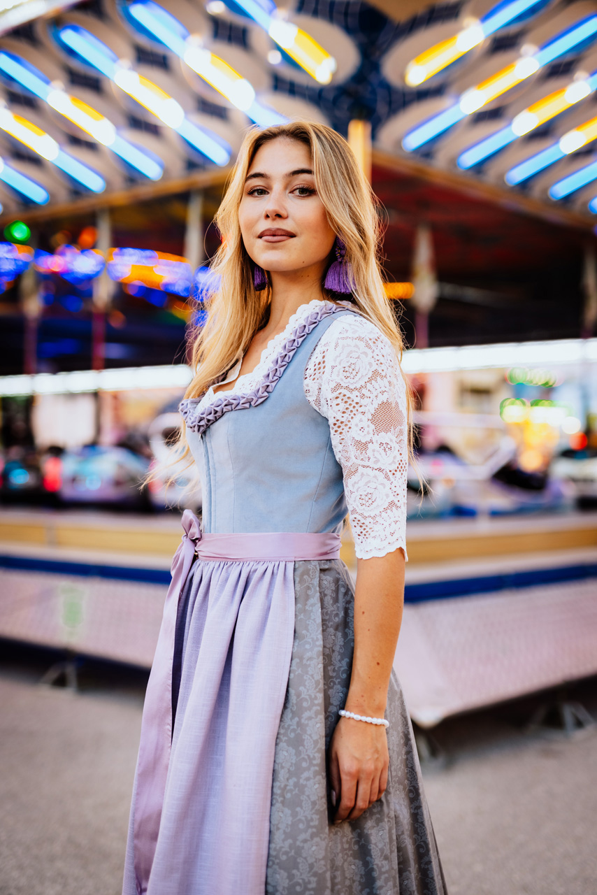 Modefotografie: Junge blonde Frau in hellblauem Dirndl von Silk&Pearls