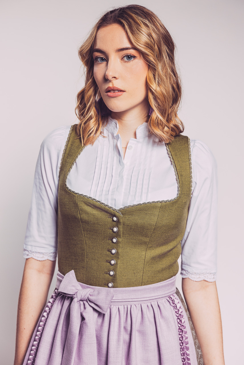Modefotografie: Junge Frau in einem Dirndl mit grünem Mieder von Silk&Pearls