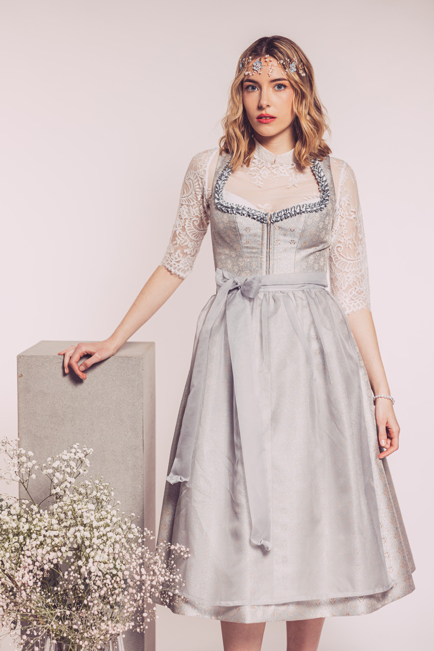 Modefotografie: Junge blonde Frau in einem hellblauen Dirndl von Silk&Pearls