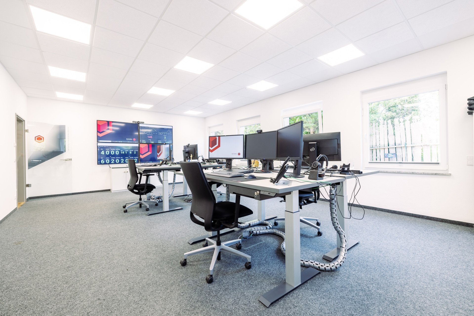 Businessfotografie: Büroraum von Stahl Computertechnik GmbH in Pfaffenhofen, höhenverstellbare Schreibtische mit Bürostühlen