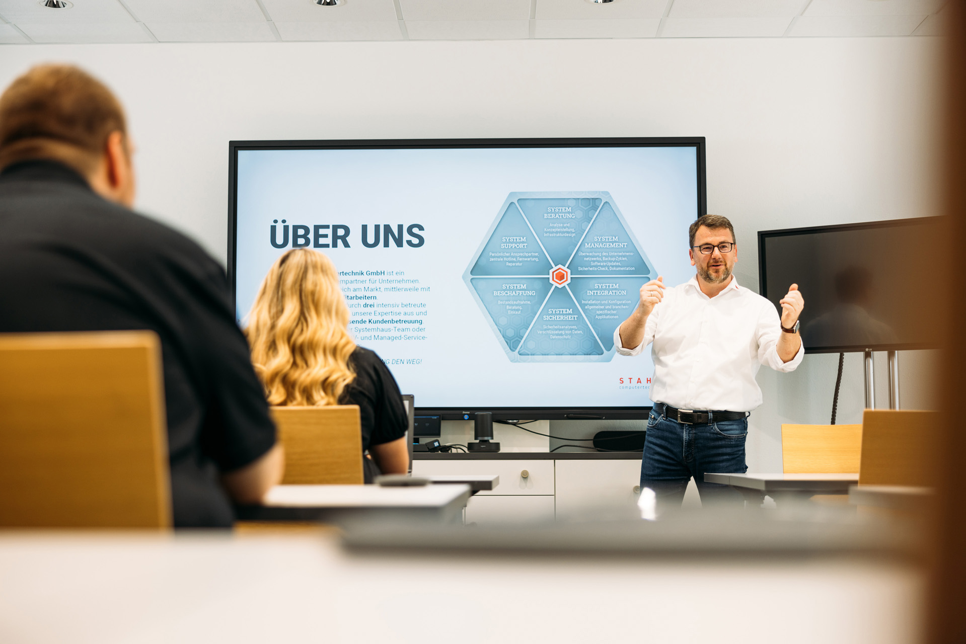 Businessfotografie: Vortrag bei Stahl Computertechnik GmbH in Pfaffenhofen, Rücken mehrere Kolleginnen und Kollegen