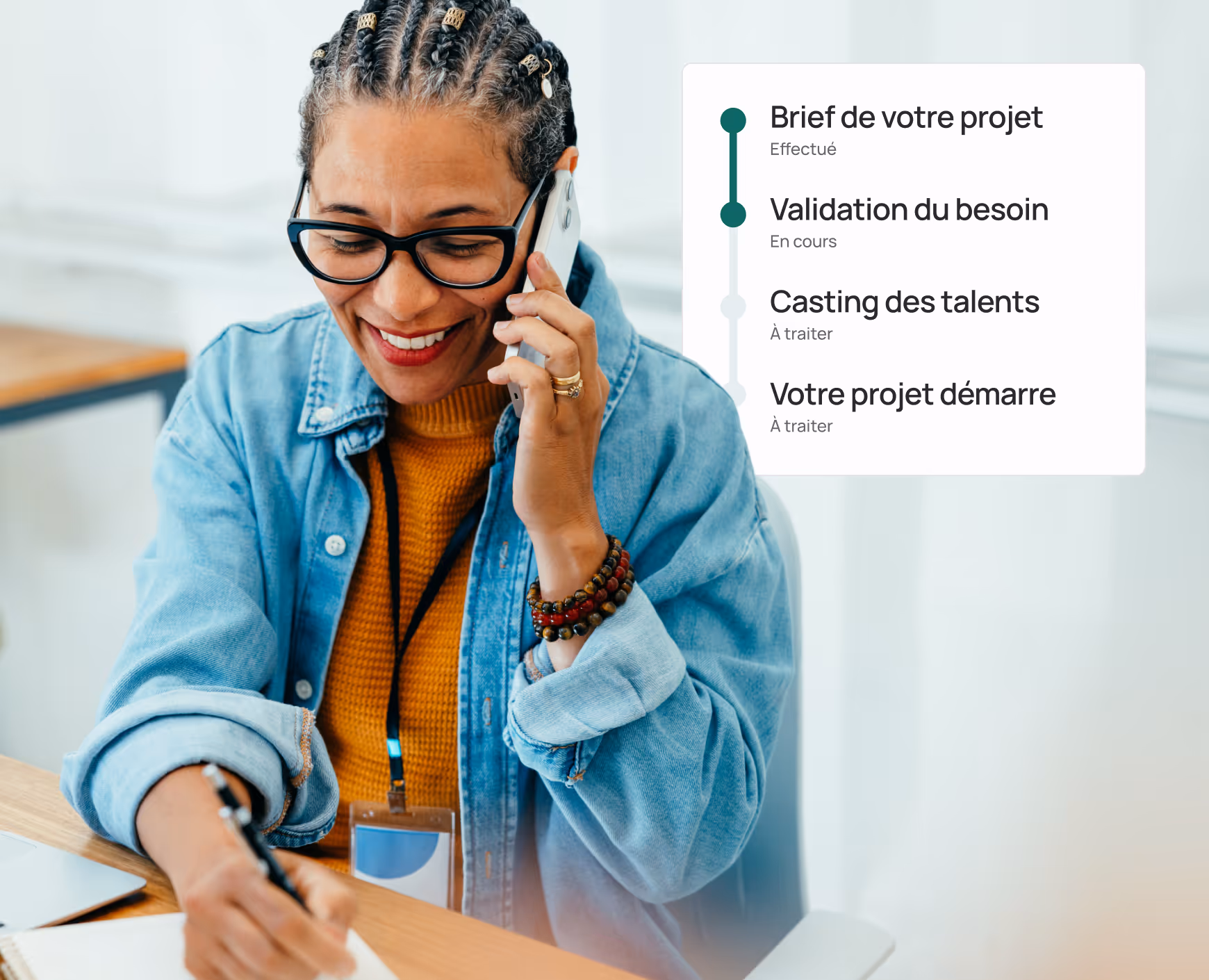 Décideuse dans une entreprise cliente de zoulloo qui définit son besoin en talents par téléphone avec un Customer Success Manager