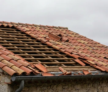 Toiture en tuiles à Carros avec tuiles arrachées par le vent laissant la sous-toiture apparente