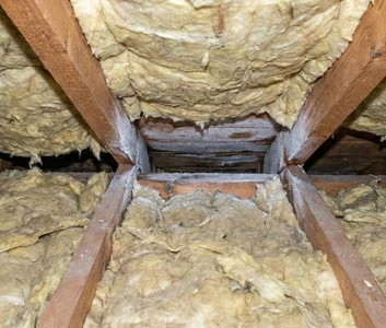 Isolation & étanchéité des combles dégradée laissant la chaleur s’échapper par la toiture d’une maison à Carros