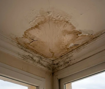 Infiltration d'eau au plafond provoquée par une toiture mal étanchéifiée en bord de mer à Menton – Toitflex