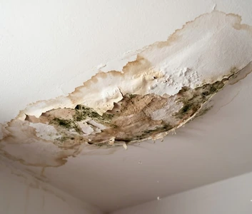 Infiltration d'eau au plafond provoquée par une toiture mal étanchéifiée à Nice – Toitflex