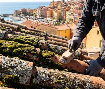 Toiture en tuiles romaines envahie de mousse et lichens à Menton, nécessitant un démoussage professionnel.