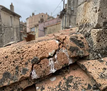 Surface de toiture mentonnaise sans protection hydrofuge, tuile et pierre poreuses absorbant sel et humidité en été.