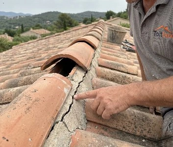 Faîtage descellé et joint fissuré sur toiture de villa à La Gaude, détecté par couvreur Toitflex en inspection estivale.