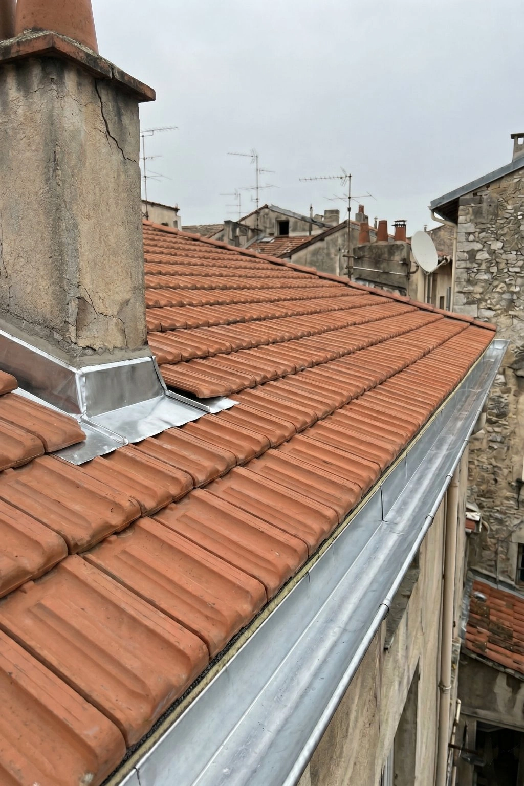 Même toiture à Nice après travaux Toitflex : isolation combles posée, tuiles reprises, zinguerie neuve et solins refaits.