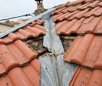 Infiltration d'eau sous noue endommagée après chaleur intense à Nice, dégâts invisibles depuis l'intérieur.