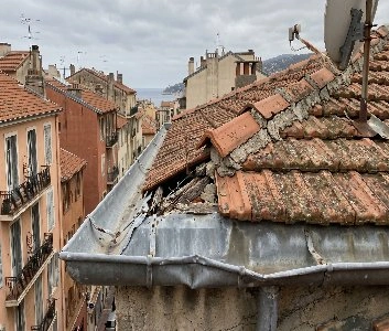 Gouttière zinc dilatée par la chaleur à Nice, décollement du faîtage sur toiture ancienne quartier Magnan.