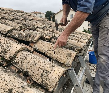 Tuiles romaines fissurées et poreuses sur un toit à Nice Ouest, nécessitant un remaniement par un couvreur.