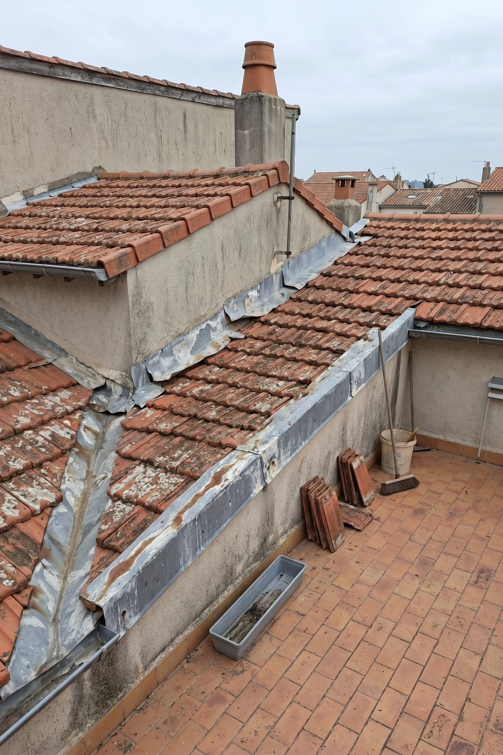 Toit de propriété mentonnaise avant Toitflex : zinc corrodé, solins décollés, tuiles ternies par le sel marin.