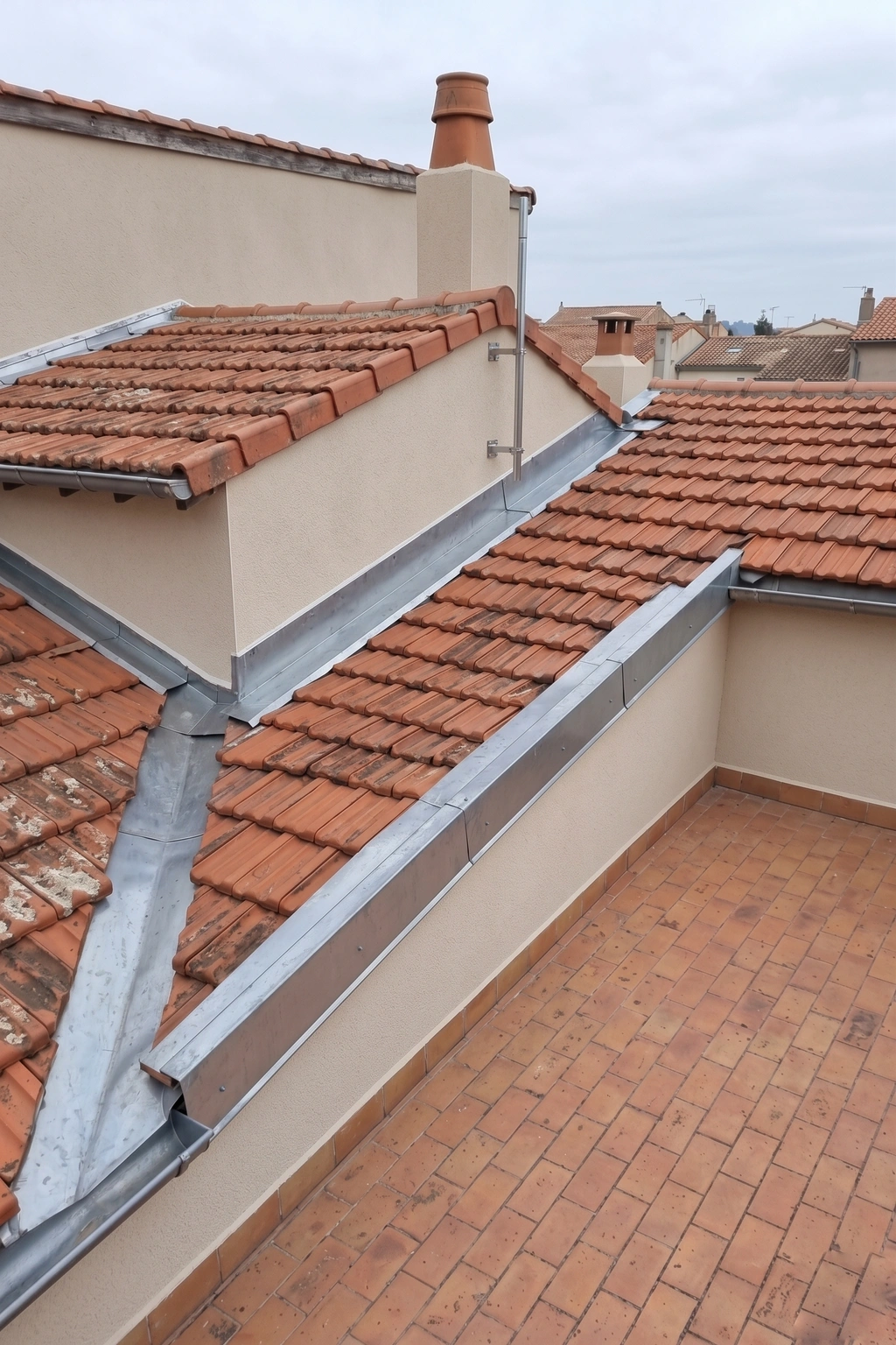 Toiture Menton après Toitflex : zinc prélaqué posé, solins neufs, hydrofuge longue durée résistant aux embruns marins..