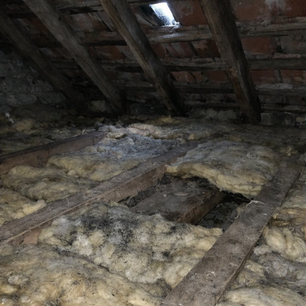 Laine de verre affaissée et humide dans les combles d'une maison vençoise du Riou, pont thermique installé.