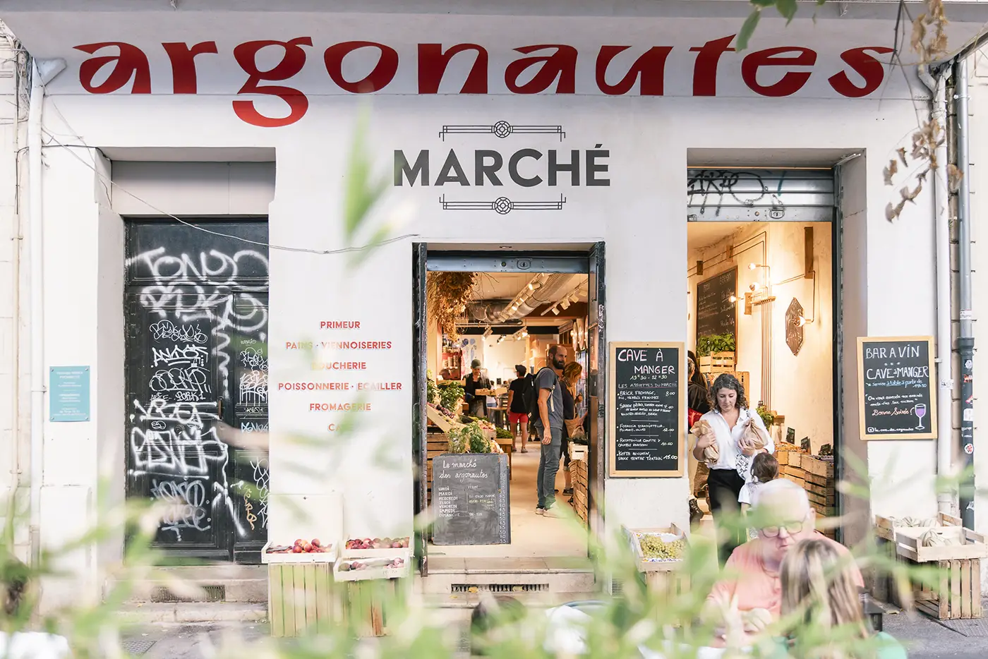 Image de l'entrée du marché couvert des Argonautes à Marseille sur le boulevard Longchamp. Primeur, caviste, poissonnier, boucher, épicerie...