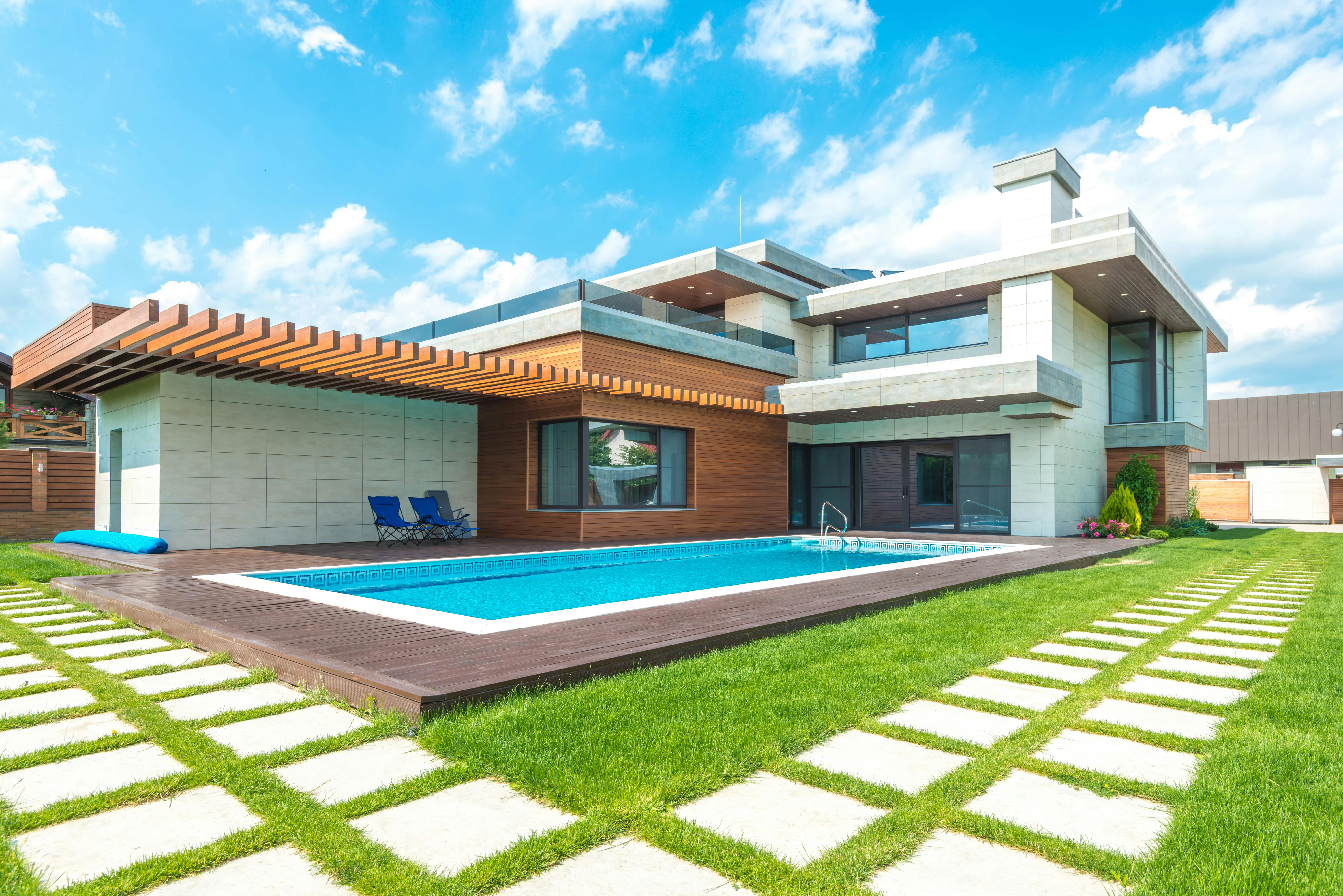 Backyard Features That Pair Perfectly With a Pool